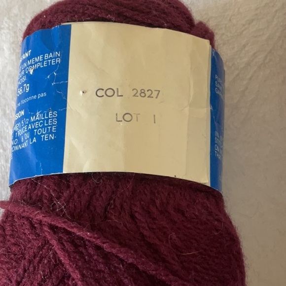 Yarn Red Medium Weight Soft Texture - Picture 2 of 4